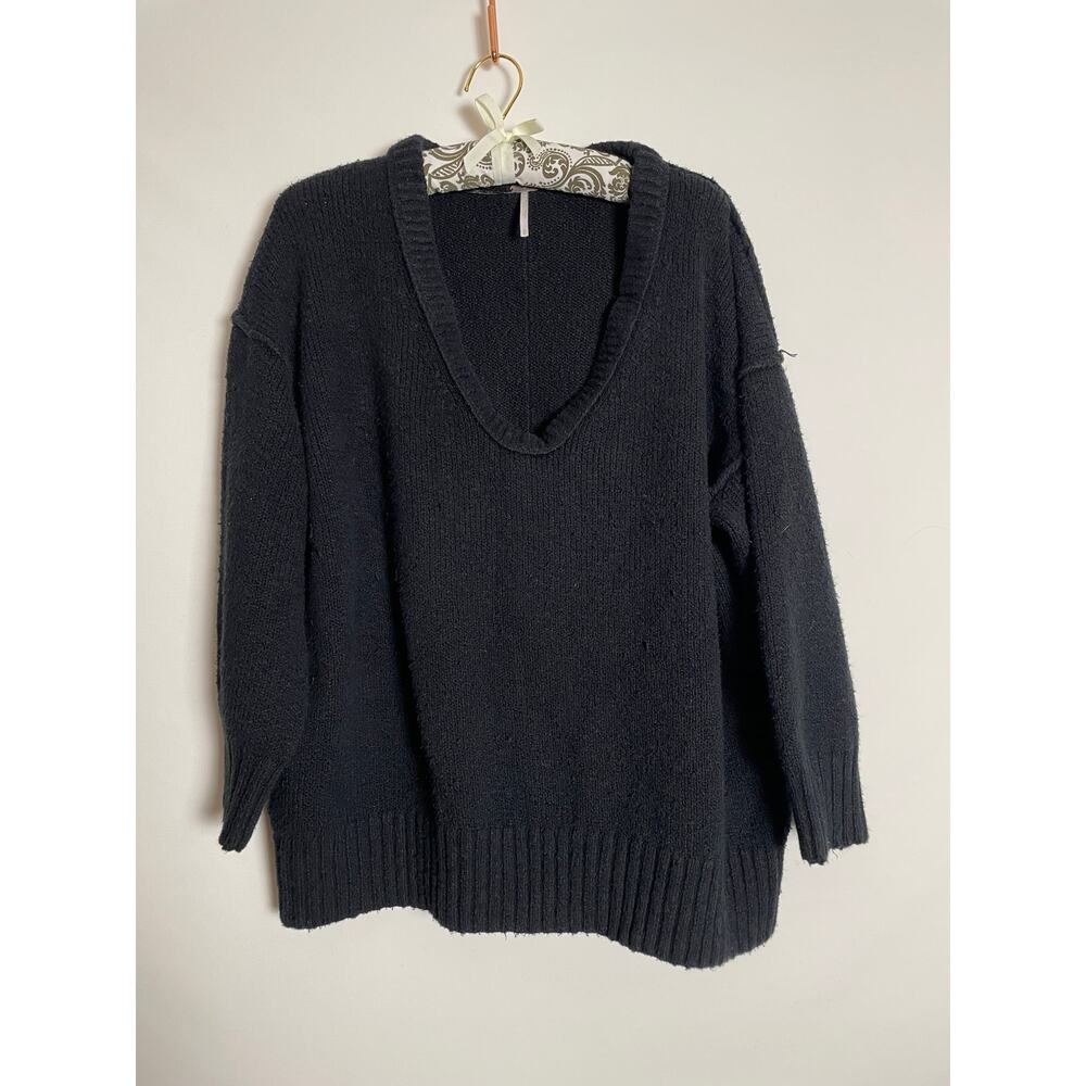 Free People V-Neck Sweater - Size M - Thick & Cozy‎
